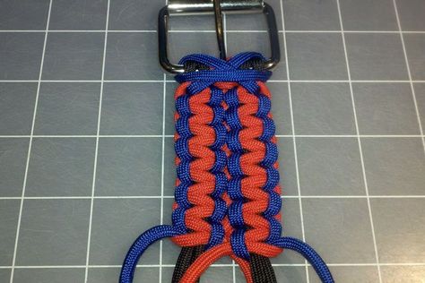 Picture of Two-Colored Belts Cobra Knot, Custom Promotional Items, Paracord Belt, Cobra Weave, Paracord Braids, Custom Lanyards, Paracord Knots, Diy Step By Step, Paracord Keychain