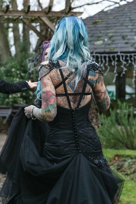 Black Fishtail Wedding Dress, Black Wedding Dress Uk, Wedding Hairstyles Gothic, Bat Wedding Dress, Wedding Dress Tattooed Bride, Black And Blue Wedding Dress, Gothic Wedding Hairstyles, Blue Gothic Wedding, Wedding Dress With Black Accents