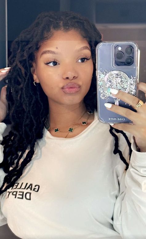 Chloe And Halle Locs Style, Halle Bailey Makeup, Hale Bailey, Chloe And Halle Locs, Halle Bailey Hair, Halle Bailey Aesthetic, Halle Core, Hailey Bailey, Bare Makeup