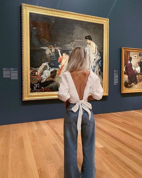 Art Museum Aesthetic Outfit, Art Gallery Outfit, Museum Outfit, Museum Photography, Museum Aesthetic, You Are The Sun, Aesthetic Life, Louvre Museum, Cindy Crawford