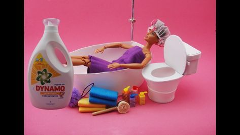 Barbie Toilet Diy, Barbie Diy House, Diy Barbie Bathroom, Diy Barbie Accessories, Barbie Hacks, Barbie Bath, Barbie Bathroom, Barbie House Furniture, Diy Barbie House