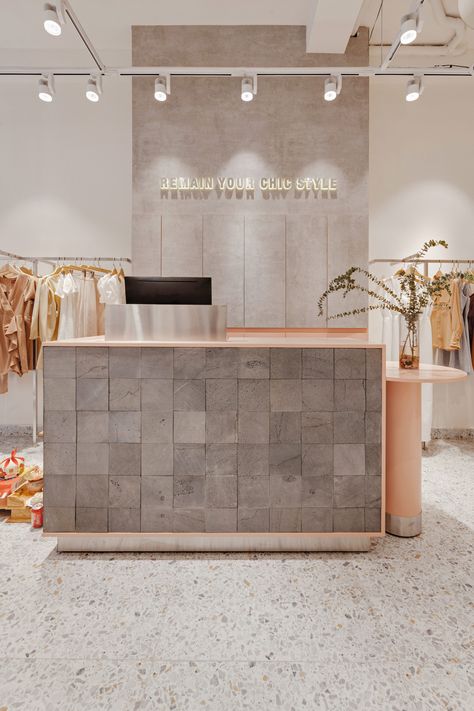 Minimal Retail Design, French Boutique Interior, Dress Store Design, Boutique Counter Ideas, Retail Interior Design Boutique, Modern Boutique Interior, Small Retail Store, Small Boutique Interior Design, Small Boutique Interior