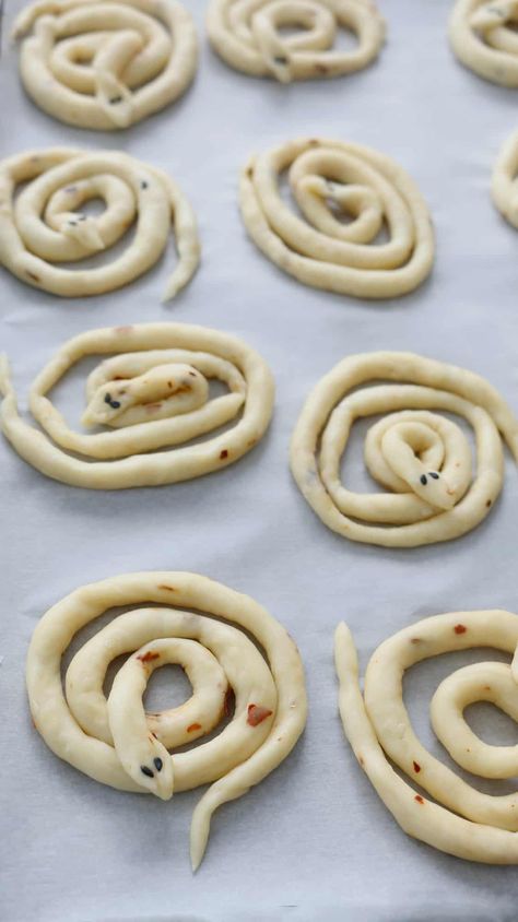 Halloween Breadstick Snakes | Kitchen At Hoskins Snake Breadsticks, Crunchy Breadsticks, Halloween Deserts, Recetas Halloween, Cumpleaños Harry Potter, Ghost Cake, Reptile Party, Halloween Food Appetizers, Superhero Birthday Cake