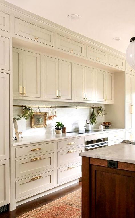 Beige Kitchen Cabinets, Beige Kitchen, Sink Kitchen, New House - Kitchen, Classic Kitchen, Wood Kitchen Cabinets, Kitchen Farmhouse, Kitchen Cabinet Colors, Kitchen Inspiration Design