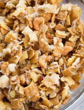 Holiday Chex Mix Recipes, Chex Mix Recipes Christmas, Chex Mix Recipes Sweet, Chex Recipes, Sweet Chex Mix, Sweet Chex, Party Mix Recipe, Chex Mix Christmas, Chex Mix Recipe