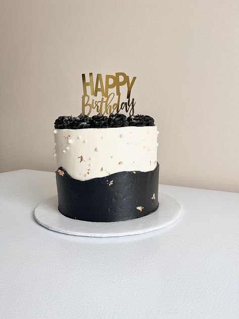 Black cake ides for birthdays Black And White Theme Cake, Black Themed Birthday, Minimalist Cakes, Beauty Iphone Wallpaper, Fine Dinnerware, Black Cake, Cake White, Themed Birthday Cakes, Black And White Theme