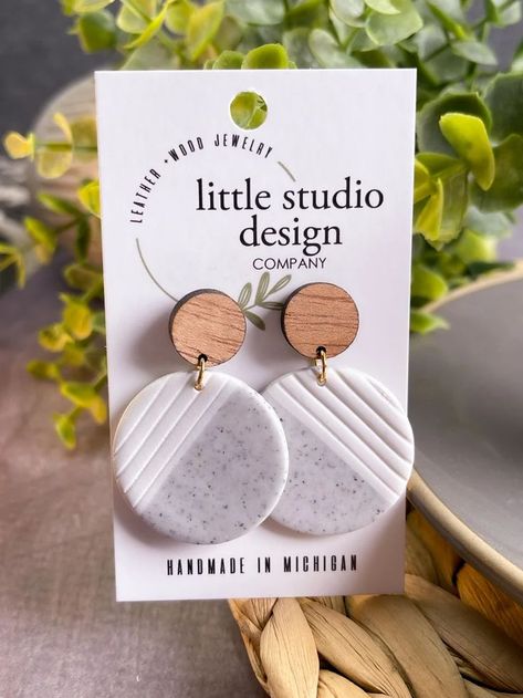 White Clay Earrings, Cercei Din Lut Polimeric, Earring Inspo, Fimo Jewelry, Bridesmaid Gifts Earrings, Diy Earrings Polymer Clay, Polymer Clay Jewelry Tutorials, Baking Clay, Handmade Clay Jewelry