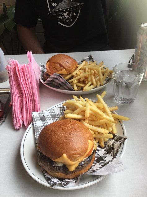 a photo of burgers and chips i took @ a restaurant Cheesy Chips, Burger And Chips, Homemade Chips, Weight Gain Meals, Beef Burger, Food Obsession, A Restaurant, I Love Food, Junk Food