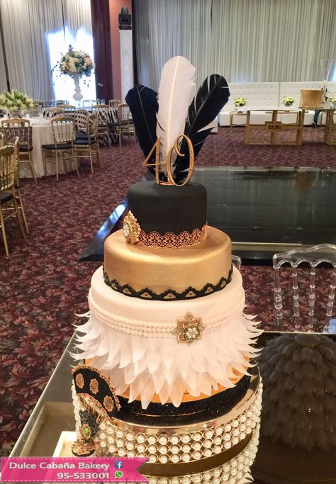 1920’S Great Gatsby Cake I found a lot of inspiration in this theme. Many beautiful cakes too. First layer details with waffer... 1920s Cake, Great Gatsby Cake, Gatsby Cake, Deco Cupcake, Gatsby Birthday Party, Gatsby Birthday, Gatsby Party Decorations, Great Gatsby Themed Party, Soap Cake