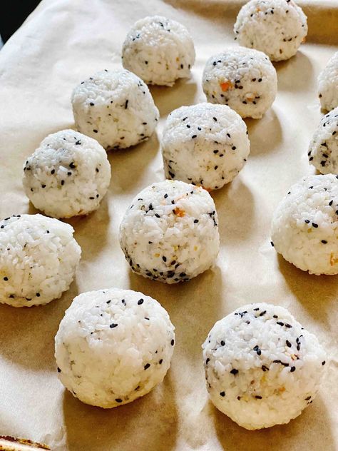 Chinese Rice Balls, Sushi Rice Balls Recipe, Sticky Rice Balls Recipe, Asian Rice Balls, Sticky Rice Balls, Sweet Rice Balls Recipe, Japanese Rice Balls, Rice Balls Recipe Japanese, Rice Balls Recipe