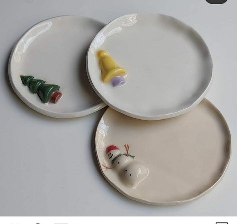 Handmade Ceramic Christmas Plates, Xmas Ceramic Ideas, Ceramic Christmas Plate, Clay Mug Diy, Clay Christmas Ideas, Christmas Ceramics Ideas, Christmas Pottery Ideas Ceramics, Christmas Pottery Ideas, Holiday Ceramics