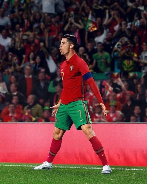 #rolando #protugal #footballer #tahmidtcbd Cr7 Celebration, Ronaldo Celebration, Persian Tattoo, Aesthetic Football, Ronaldo Photos, Cr7 Wallpapers, Soccer Photography, Ronaldo Juventus, Ronaldo Real Madrid