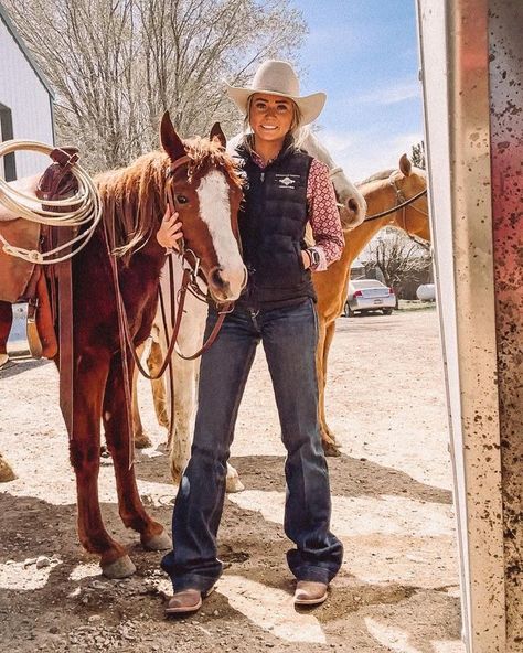 All Posts • Instagram Classy Cowgirl Outfits, Country Girl Aesthetic, Western Girl Outfits, Horse Riding Outfit, Classy Cowgirl, Cute Horse Pictures, Rodeo Horses, Farm Clothes, Western Wear Outfits