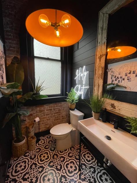 Moody Airbnb, Funky Bathroom, Primary Bath, Salon Suites, Dark Home Decor, Dark Home, Deco Retro, Eclectic Home, Dream House Decor