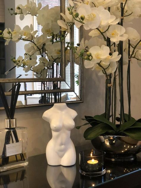 Body Flower Vase, Body Statue Aesthetic, Body Vase Aesthetic, Female Body Vase, Women Body Statue, Clay Woman Body Sculpture, Female Body Sculpture, Selfie Spot, Body Statue