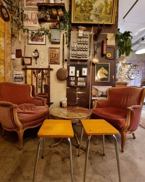 FoxNewsCosy Time 😎 Teashop Ideas Interior Design, Coffee And Thrift Shop, Eclectic Cafe Interiors, 70s Cafe Coffee Shop, Antique Coffee Shop, Cosy Coffee Shop Aesthetic, 90s Coffee Shop Aesthetic, Retro Cafe Aesthetic, Hippie Coffee Shop