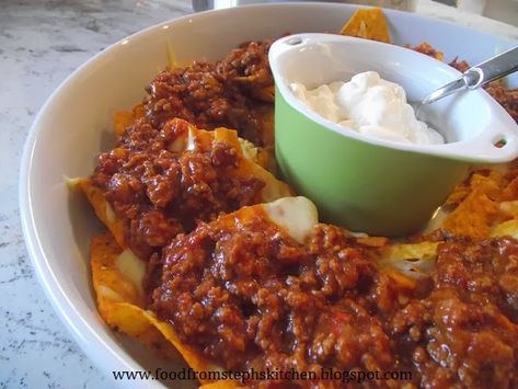 Chilli mince nachos - Steph's Kitchen Beef Chilli, Minced Meat Recipe, Nachos Beef, Chilli Recipes, Mince Recipes, Midweek Meals, Nachos Recipe, Light Recipes, Tortillas