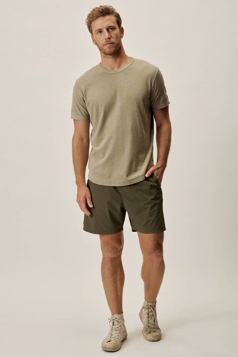 Green Shorts Outfits, Olive Shorts Outfit, Austin Outfits, High Top Sneakers Outfit, Green Shorts Outfit, Black Shorts Outfit, Olive Green T Shirt, Fall Tee Shirts, Simple Poses