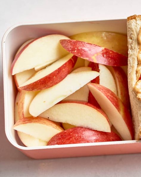 Storing Apples In Fridge, How To Pack Sliced Apples For Lunch, How To Keep Apples From Turning Brown After Slicing, Keeping Apple Slices From Browning, What To Put On Apples So They Dont Brown, How To Store Sliced Apples, Keep Apples Fresh School Lunch, How To Keep Apples From Browning Lunches, How To Preserve Apple Slices