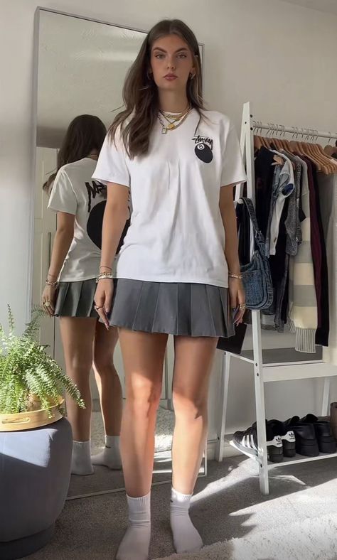 Grey Tennis Skirt Outfit, Grey Mini Skirt Outfit, Tennis Skirt Outfit Summer, Tennis Skirt Outfit Street Style, Grey Tennis Skirt, Gray Skirt Outfit, Mini Skirts Outfits Summer, Skirt Outfit Summer, Tennis Skirt Outfit