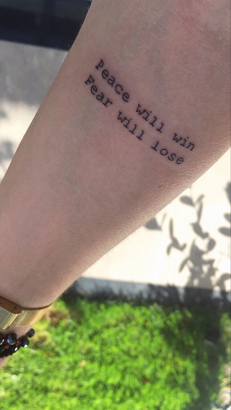 Peace will win Fear will lose Peace Will Win Tattoo, Peace Will Win Fear Will Lose Tatoo, Peace Will Win Fear Will Lose, 21 Pilots Tattoo, Fear Tattoo Ideas, Tatuagem Twenty One Pilots, Tøp Tattoos, Twenty One Pilots Tattoo, Lost Tattoo