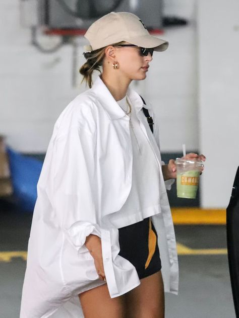 This Hailey Bieber-Approved Madewell Cap Is Chic & Affordable Cap Girl Style, Outfit With Baseball Hat, White Baseball Cap Outfit, White Cap Outfit, Cap Outfit Summer, Hat Outfits Summer, Baseball Hat Outfit, Baseball Cap Outfit, White Baseball Cap