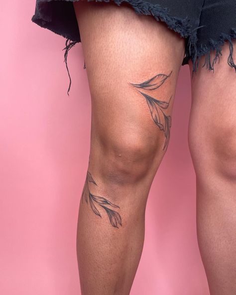 Ricki Proper on Instagram: “maya came in and asked for a drawn on vine that wrapped around the back of her knee. after i gathered my nerves, i’m pretty stoked with…” Leaf Around Knee Tattoo, Minimalistic Knee Tattoo, Leaf Knee Tattoos Women, Flower Wrap Leg Tattoo, Wrap Around Vine Tattoos Thigh, Leg Tattoos Placement, Minimalist Knee Tattoo, Front Lower Leg Tattoo Women, Vines Around Knee Tattoo