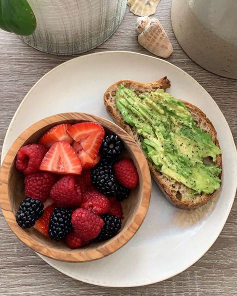 Morning Bowls Healthy Breakfasts, Essen Aesthetic, Trendy Snacks, Toast With Avocado, Healthy Breakfast Toast, Early Morning Run, Fruits Bowl, Healthy Lunch Snacks, Trendy Food