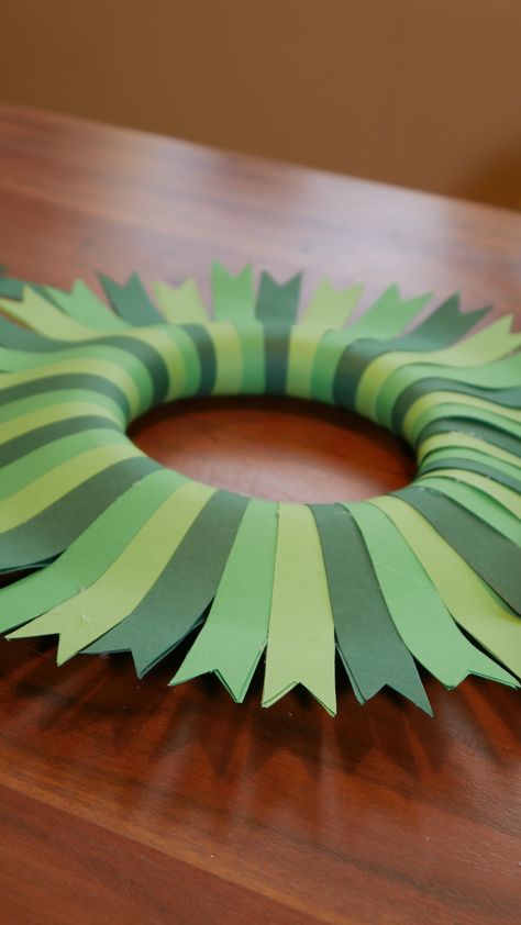 DIY- Paper Christmas Wreath #tinkerhits #tutorials Construction Paper Wreath, Christmas Wreaths Diy Paper, Paper Wreaths Diy, Christmas Wreaths Paper, Wreath Crafts For Kids, Paper Wreath Diy Christmas, Christmas Paper Wreath, Paper Christmas Garland, Tissue Paper Wreath