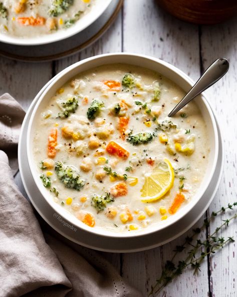 Vegan Chowder, Vegetable Chowder, Vegan Chipotle, Types Of Flour, Chowder Recipes, Winter Recipes, Cashew Nut, Nutritional Yeast, Fresh Thyme