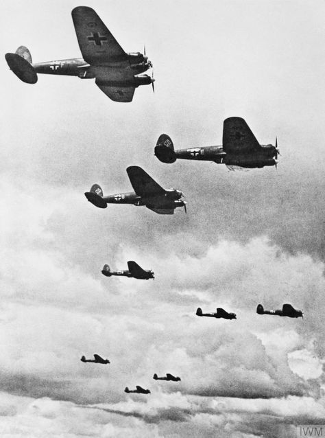 A formation of Heinkel He 111 bombers. Primary History, Ww2 Photos, Ww2 Planes, Military Pictures, Japon Illustration, Battle Of Britain, Wwii Aircraft, Ww2 Aircraft, Hiroshima