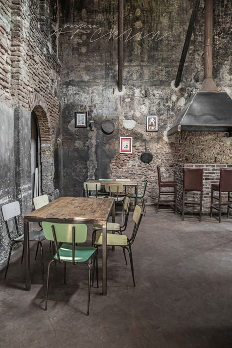 Concrete Restaurant, Loft Cafe, Paulina Arcklin, Hotel Ideas, Vintage Loft, Industrial Restaurant, Vintage Industrial Decor, Vintage Restaurant, Industrial Interiors