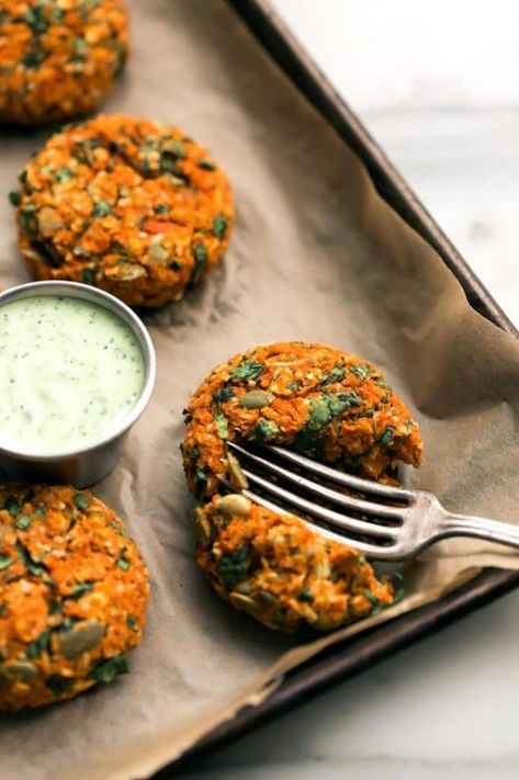 Carrot Patties, Lentil Cakes, Arabisk Mad, Lentil Cake, Tahini Sauce, Lentil Recipes, God Mat, Garlic Herb, Idee Pasto Sano