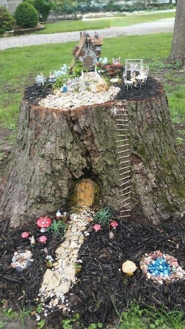 Fairy Garden Stump Tree Trunks, Fairy Garden Ideas Around Tree, Tree Stump Ideas Garden Fairy Houses Gnome Door, Stump Fairy Garden Ideas, Homemade Garden Decorations Diy Ideas, Knomes Garden Ideas, Fairy Garden Tree Stump, Tree Stump Fairy House Diy, Fairy Garden Around Tree