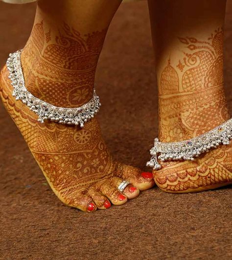 Reason Why Indian Women Wear Silver Toe Ring And The Benefits As Per Vedas Payal Designs Silver, Silver Anklets Designs, Silver Payal, Toes Ring Silver, Toe Ring Designs, Anklets Indian, Bridal Anklet, Beautiful Anklet, Anklet Designs