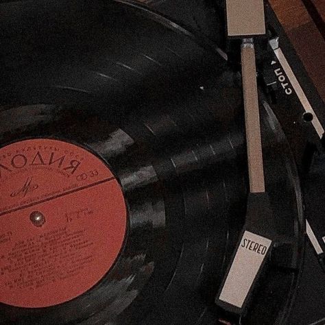 Record Icon Aesthetic, Music Record Aesthetic, Lisztomania Aesthetic, Old Record Player Aesthetic, Music Records Aesthetic, Record Aesthetic Vinyl, Vinyl Player Aesthetic, Vinyl Record Player Aesthetic, Recording Aesthetic