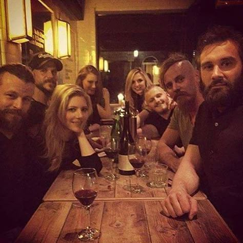 Vikingos tomando vino? Peter Franzen, Vikings Cast, Clive Standen, Viking Pictures, Vikings Travis Fimmel, Vikings Season 4, Gustaf Skarsgard, History Channel Vikings, Viking Quotes