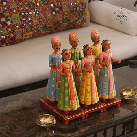 Creative Table Settings, Unique Table Decor, Traditional Chic, Painted Trunk, Creative Table, India Home Decor, Indian Home Design, Ethnic Home Decor, Diy Wall Art Decor