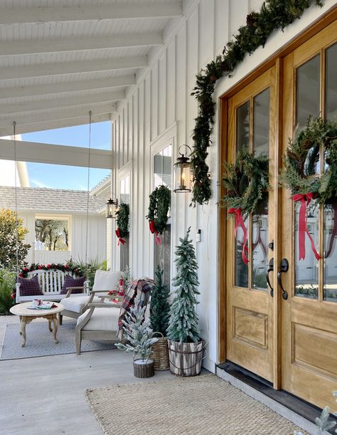 Oak Farmhouse, Christmas Decorating Ideas, Festive Crafts, Christmas Front Porch, Wallpaper Iphone Christmas, Christmas Gif, Christmas Porch, Old Barn, Christmas Books