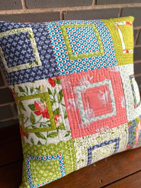 Make Pillows, Patchwork Cushions, Patchwork Pillows, Quilt Pillows, Quilted Pillows, Pillows Diy, Crochet Cake, Hip To Be Square, Quilted Pillow Covers