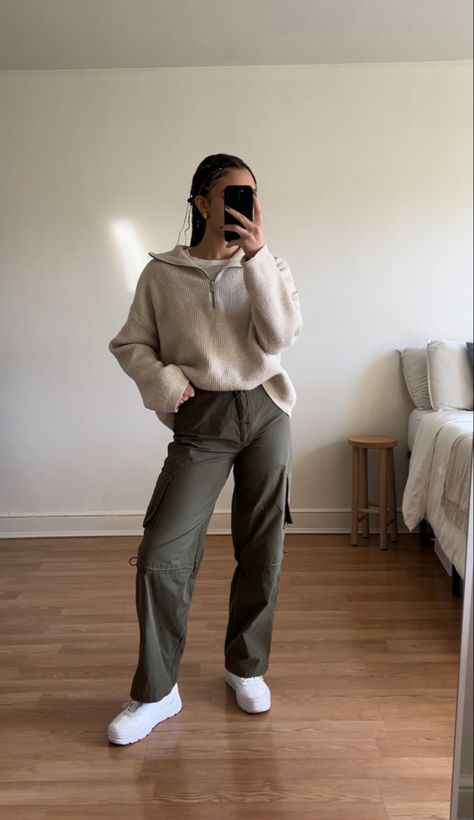 Cargo Pants Outfit Winter, Green Cargo Pants Outfit, Comfy Spring Outfits, Cargo Pants Outfit Women, Cargo Outfit, Cargo Pants Outfits, Winter Pants Outfit, Grey Cargo Pants, Skandinavian Fashion