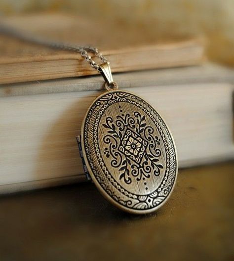 Story Jewelry, Locket Necklaces, Perfume Locket, Natural Perfume, Solid Perfume, Fantasy Jewelry, Dream Jewelry, Locket Necklace, Pretty Jewellery