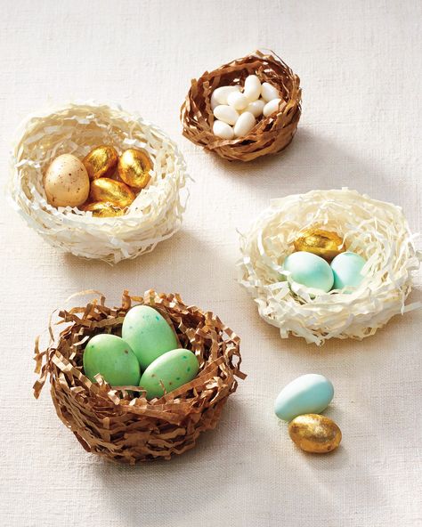 Make these fabulous shredded paper nests for your Easter Table. Great favors or for place settings filled with yummy Easter goodies and treats! Diy Osterschmuck, Easter Nests, Sweet Paper, Easter Goodies, Easter Egg Crafts, Egg Crafts, Shredded Paper, Easter Decorations Diy Easy, Easter Centerpieces