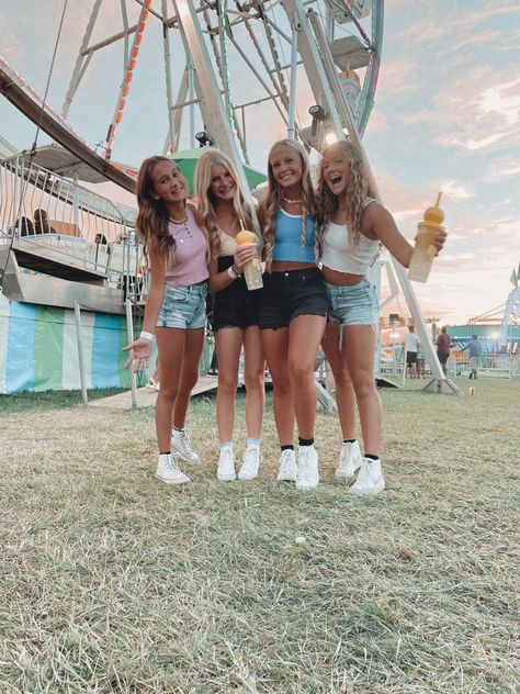 Fair Outfit Inspo Pics, What To Wear To A Carnival Fair Outfit, Fair Day Outfits, Fairground Outfit Ideas, State Fair Outfits, Cute Bestie Pics, Fair Fits, Fair Pics, Fair Photoshoot