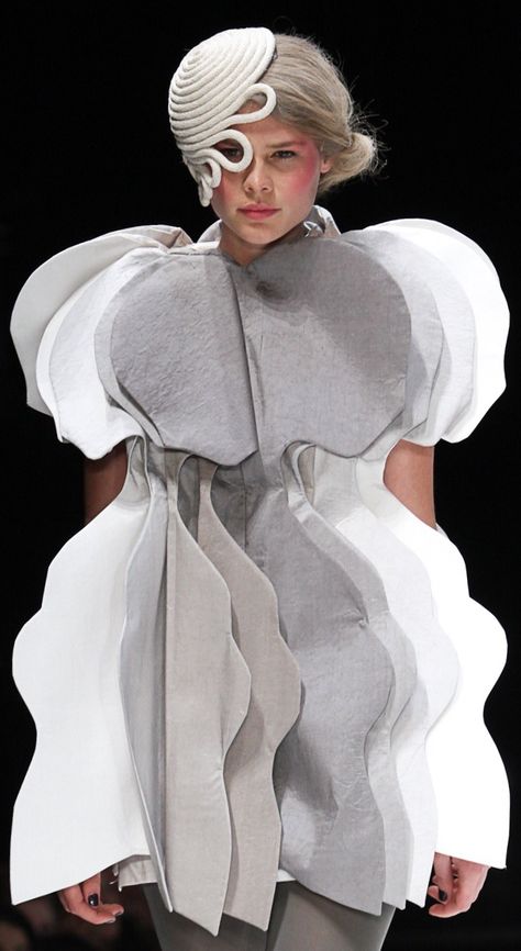 Wearable Art - sculptural dress with 3D layered form - repeating shapes, tone & structure; conceptual fashion design // Jon Cordiano Architectural Fashion, Structural Fashion, Mode Editorials, Sculptural Fashion, Geometric Fashion, Conceptual Fashion, 3d Fashion, Weird Fashion, Futuristic Fashion