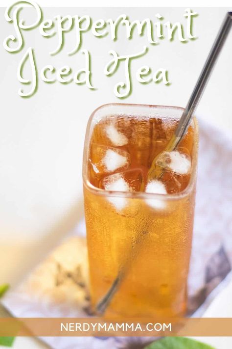 I'm loving this easy-to-make and deliciously refreshing Peppermint Iced Tea. It is the perfect summer refreshment everyone loves. Peppermint Iced Tea, Iced Peppermint Tea, Peppermint Brownie Bites, Drinks Alcohol Recipes Easy, Chocolate Peppermint Brownies, Peppermint Recipes, Peppermint Cake, Flavored Margaritas, Iced Tea Recipe