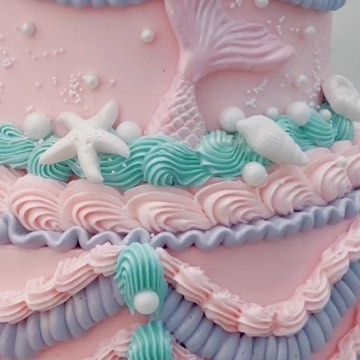 Ells Sweet Treats | Custom Cakes on Instagram: "Vintage piping with a touch of mermaid 🐚 . . . #ellssweettreats #mermaidcake #vintagecake #handpiped #mermaidvibes #kidscakeinspo #buttercreamcakes #cakedecorating #cakelady #katytxevents #katytxbaker #katytxcakes #vintagecakes #pastelcake" Mermaid Vintage Cake, Fairy Kei Aesthetic, Kei Aesthetic, Pastel Mermaid, Mermaid Vintage, Little Mermaid Cakes, Mermaid Theme Birthday Party, Pastel Cakes, Vintage Pipes