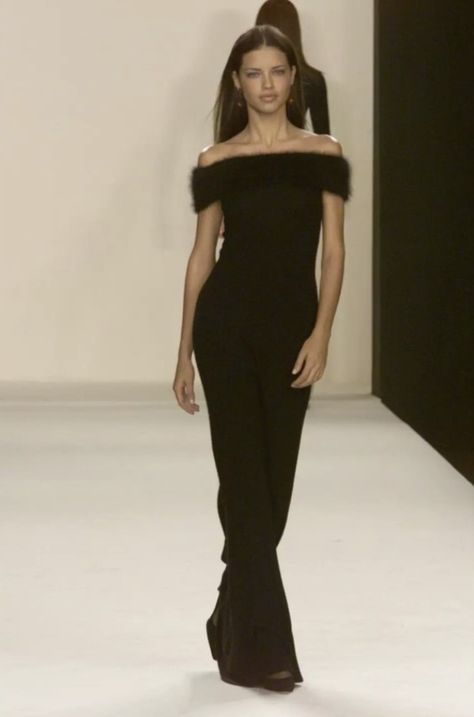 Gossip Girl Hamptons, Adriana Lima Fashion, Runway Model Aesthetic, Runway Aesthetic, Catwalk Dress, Black Dress Elegant, Hamptons New York, Money Dress, Models 90s