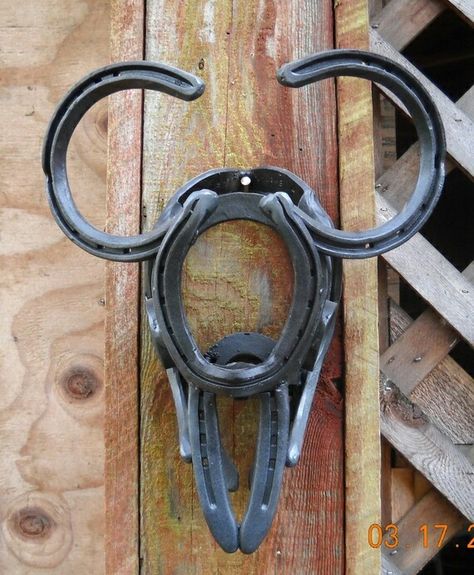 Skull head made of horseshoes Welding Crafts, Horseshoe Projects, Western Crafts, Horseshoe Decor, Horseshoe Crafts, Welding Art Projects, Horse Shoes, Horseshoe Art, Metal Tree Wall Art