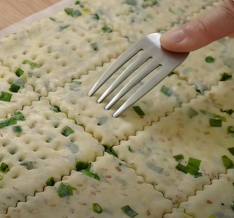 Woman shares 7-ingredient recipe for green onion crackers and gets 3M views Onion Crackers Recipe, Raincoast Crisps Recipe, What To Do With Green Onions, Recipes Using Green Onions, Onion Chips Baked, Cheesy Onion Crisps, Artisan Crackers Recipe, Recipes With Green Onions, Simple Cracker Recipe